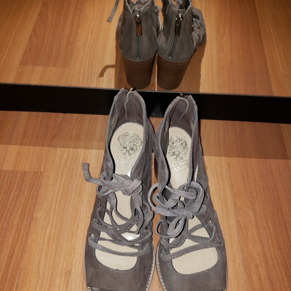 Vince Camuto Tan Suede Heel. - Picture 7 of 8